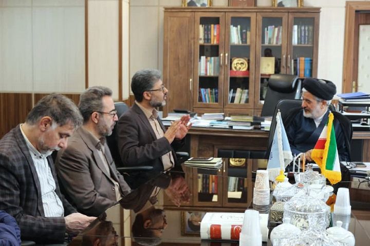 رادیو تهران مردم را به کتابخانه مجلس دعوت می‌کند