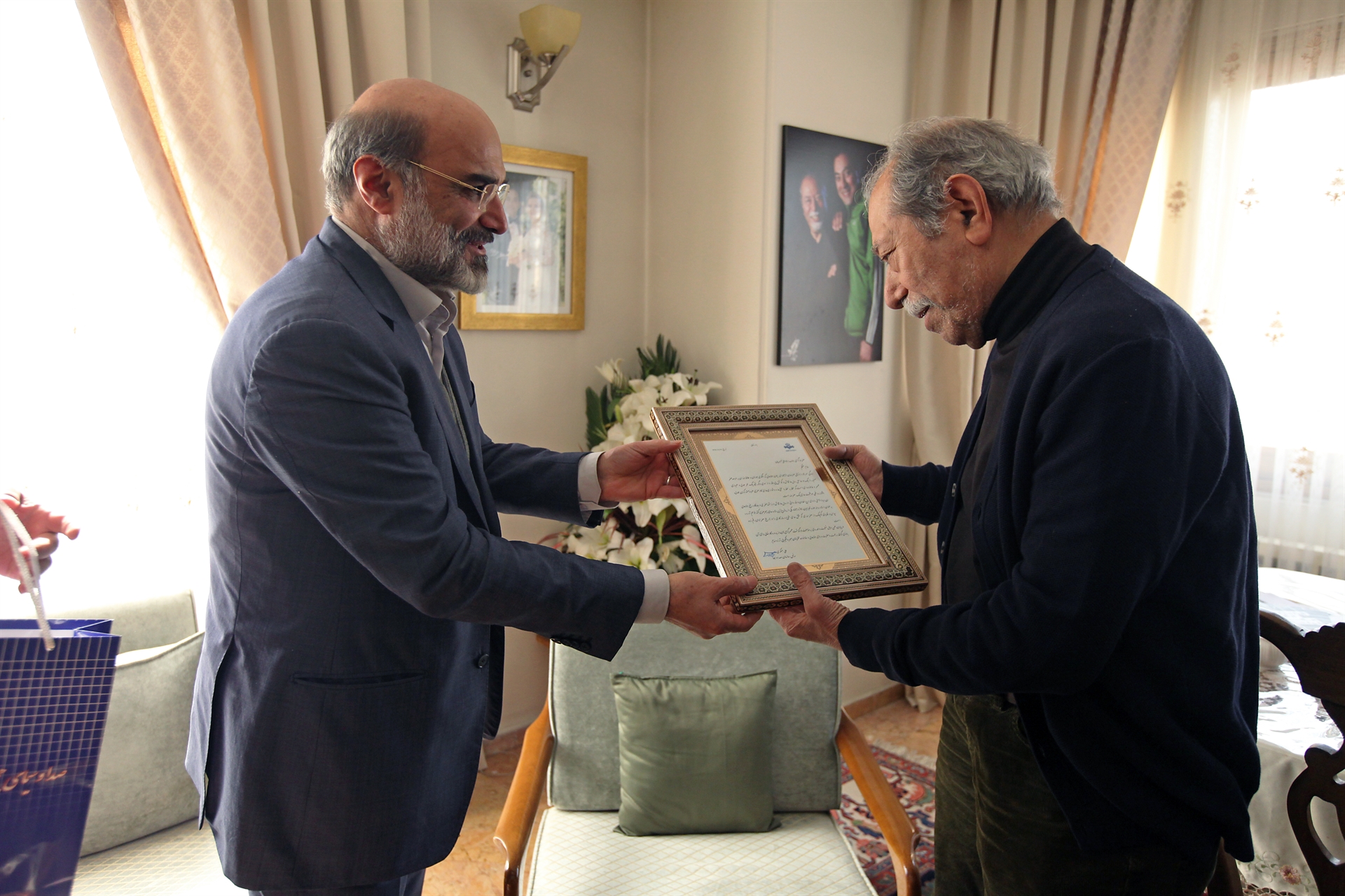 رئیس سازمان صداوسیما با حضور در منزل علی نصیریان، درگذشت همسر وی را تسلیت گفت